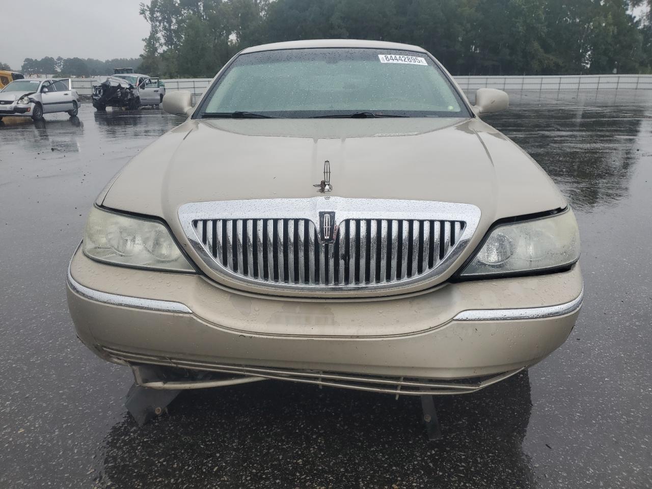 2005 Lincoln Town Car Signature Gold vin: 1LNHM81W35Y666542