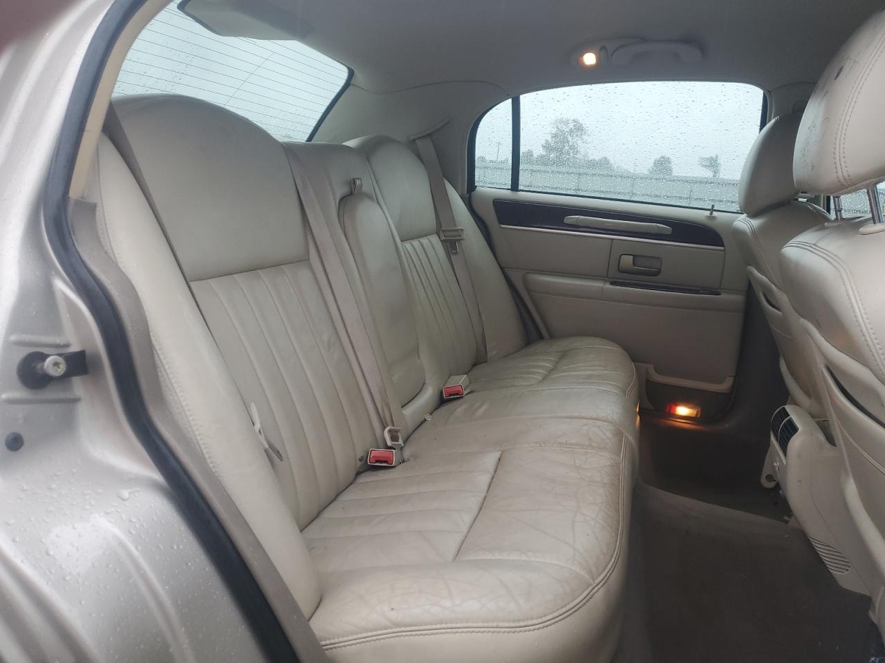 2005 Lincoln Town Car Signature Gold vin: 1LNHM81W35Y666542