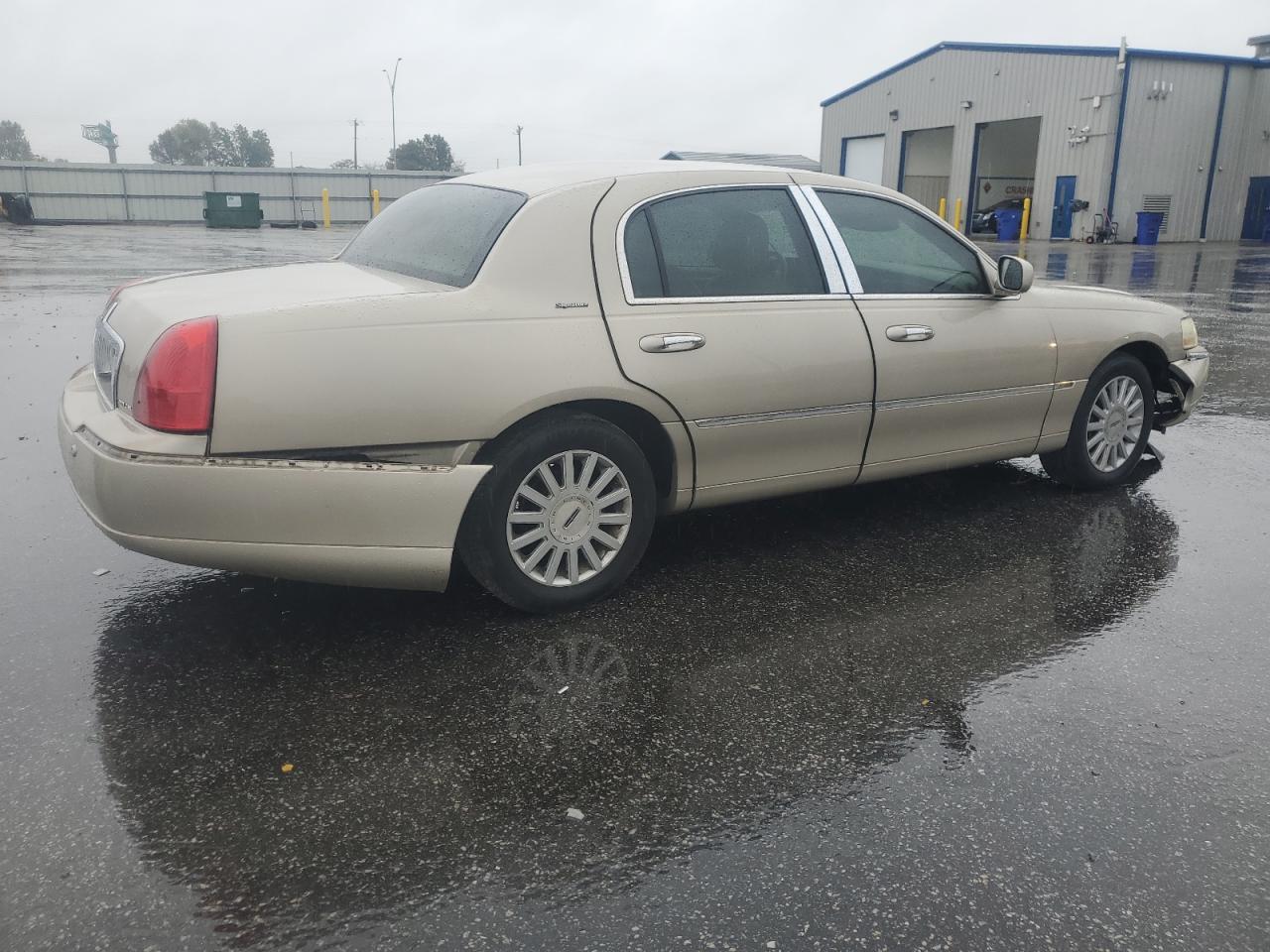2005 Lincoln Town Car Signature Gold vin: 1LNHM81W35Y666542