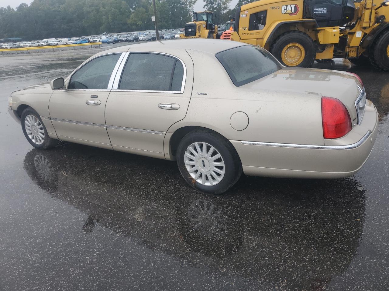 2005 Lincoln Town Car Signature Gold vin: 1LNHM81W35Y666542