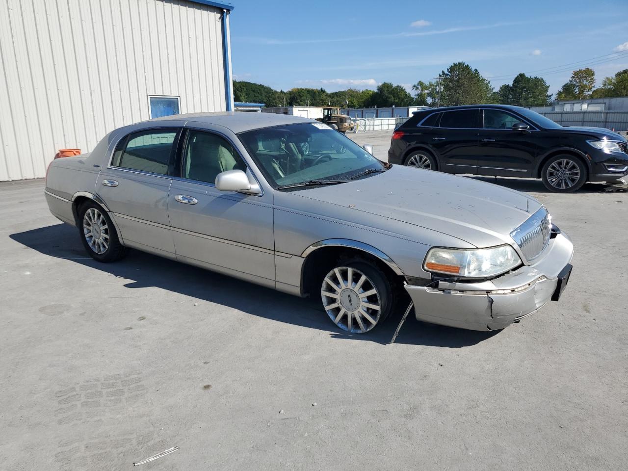 2006 Lincoln Town Car Signature Silver vin: 1LNHM81W36Y610781