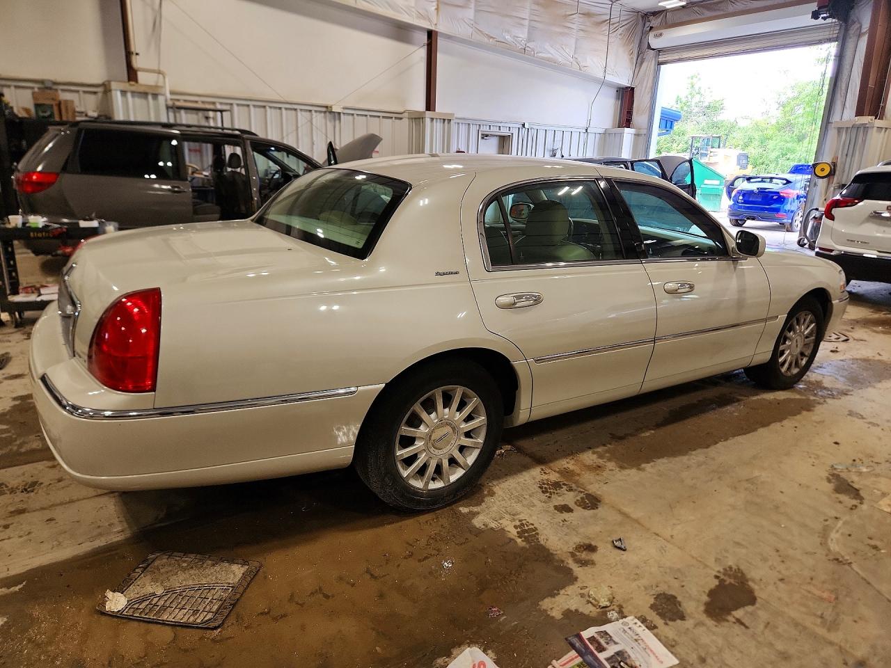 2006 Lincoln Town Car Signature Cream vin: 1LNHM81W36Y622591