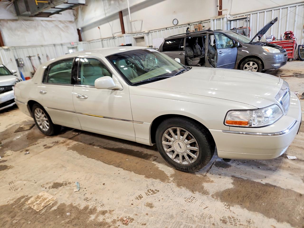 2006 Lincoln Town Car Signature Cream vin: 1LNHM81W36Y622591