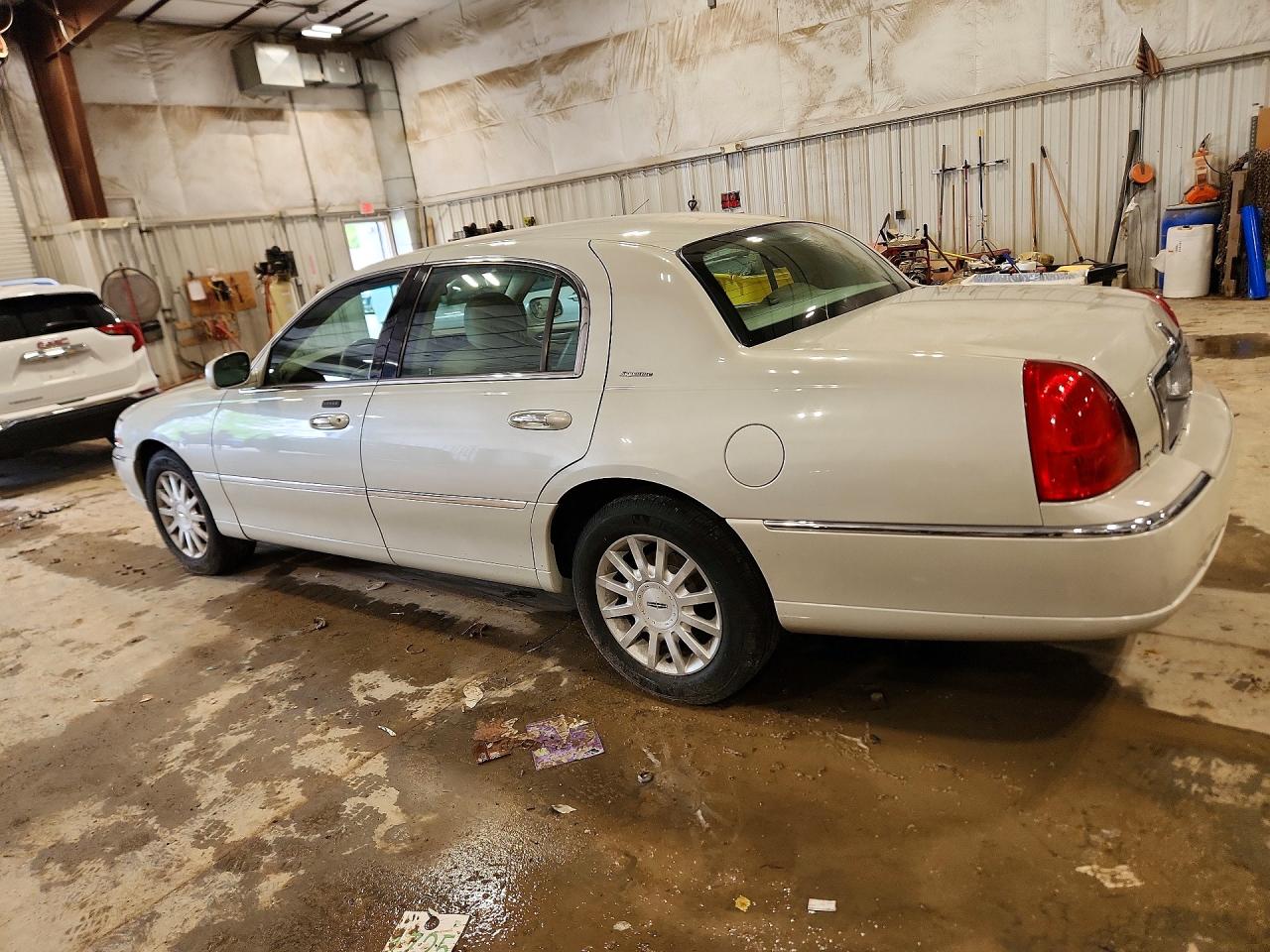 2006 Lincoln Town Car Signature Cream vin: 1LNHM81W36Y622591