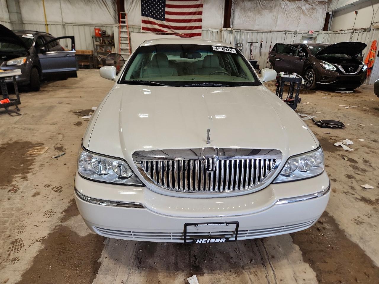2006 Lincoln Town Car Signature Cream vin: 1LNHM81W36Y622591