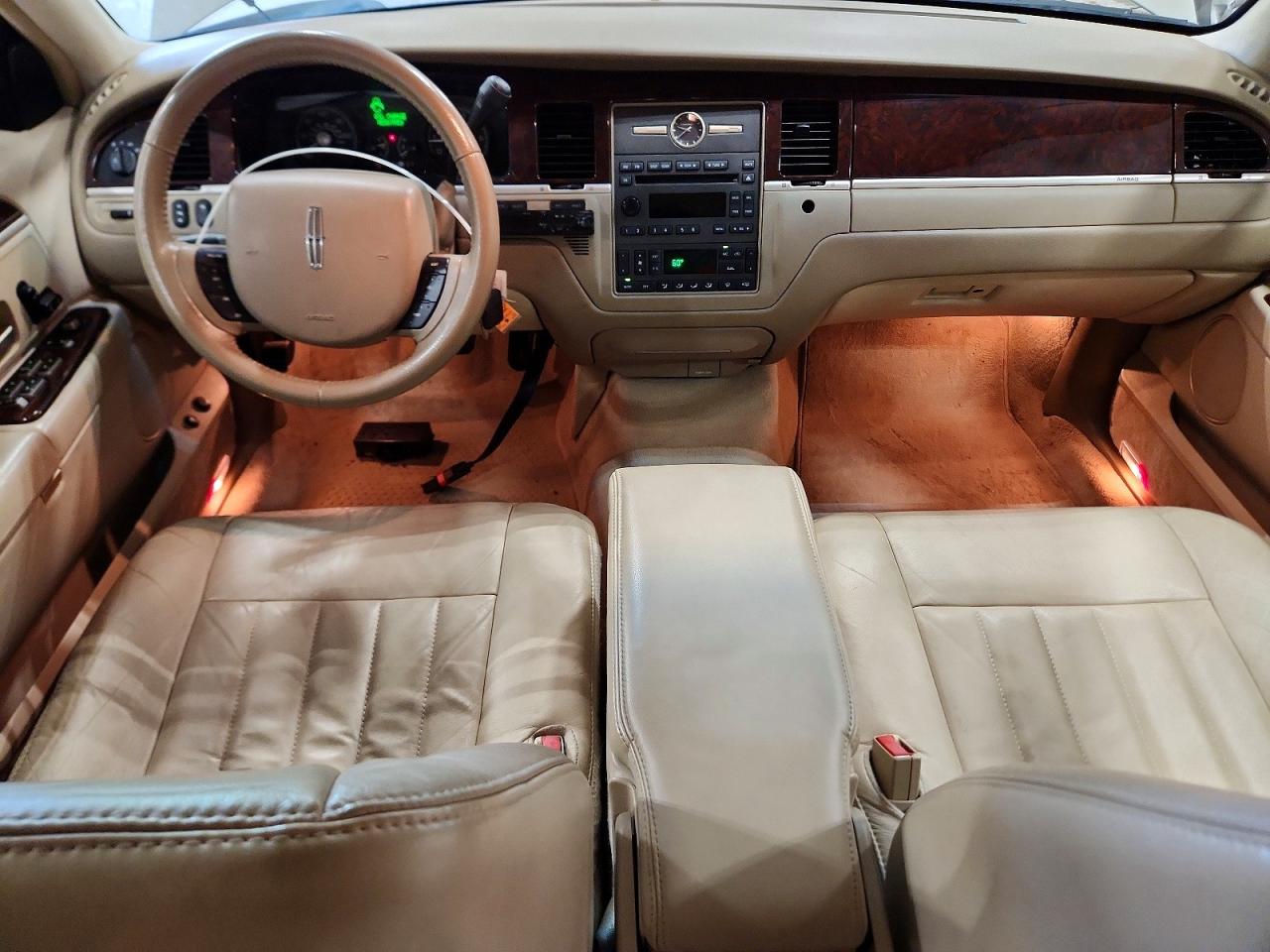 2006 Lincoln Town Car Signature Cream vin: 1LNHM81W36Y622591
