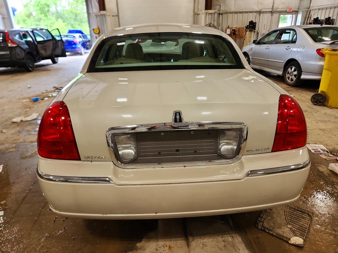 2006 Lincoln Town Car Signature Cream vin: 1LNHM81W36Y622591