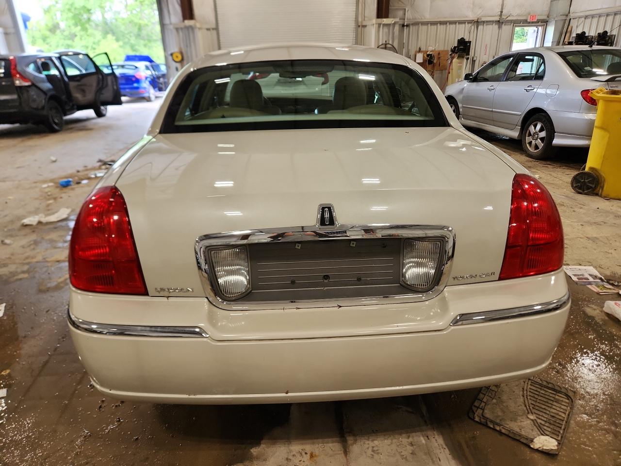 2006 Lincoln Town Car Signature Cream vin: 1LNHM81W36Y622591 Damage: Rear Bumper, Multiple Scratches Heavy, 3