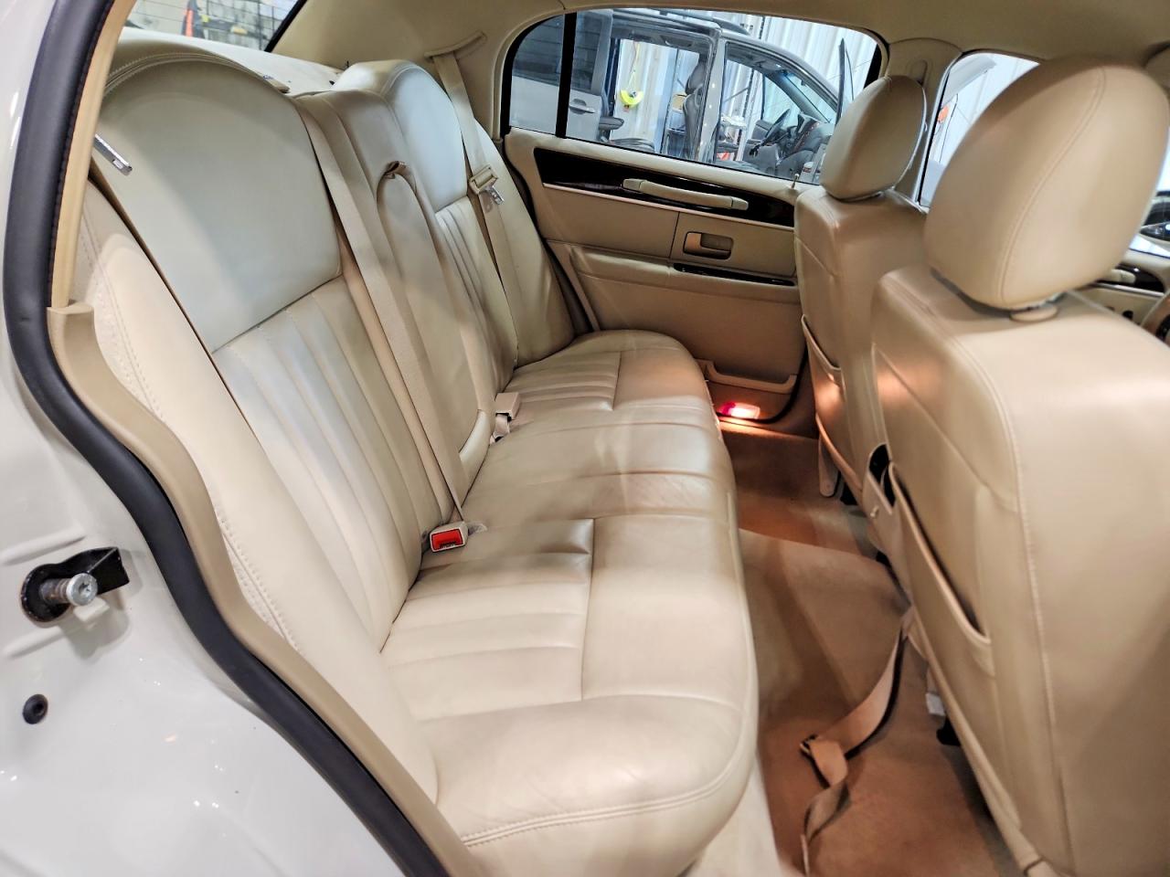 2006 Lincoln Town Car Signature Cream vin: 1LNHM81W36Y622591