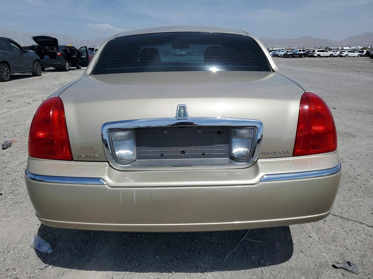 2006 Lincoln Town Car Signature Gold vin: 1LNHM81W36Y646809