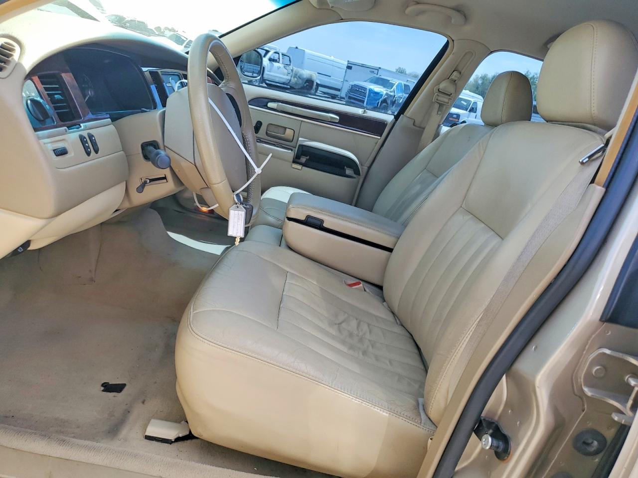 2006 Lincoln Town Car Signature Gold vin: 1LNHM81W36Y646809