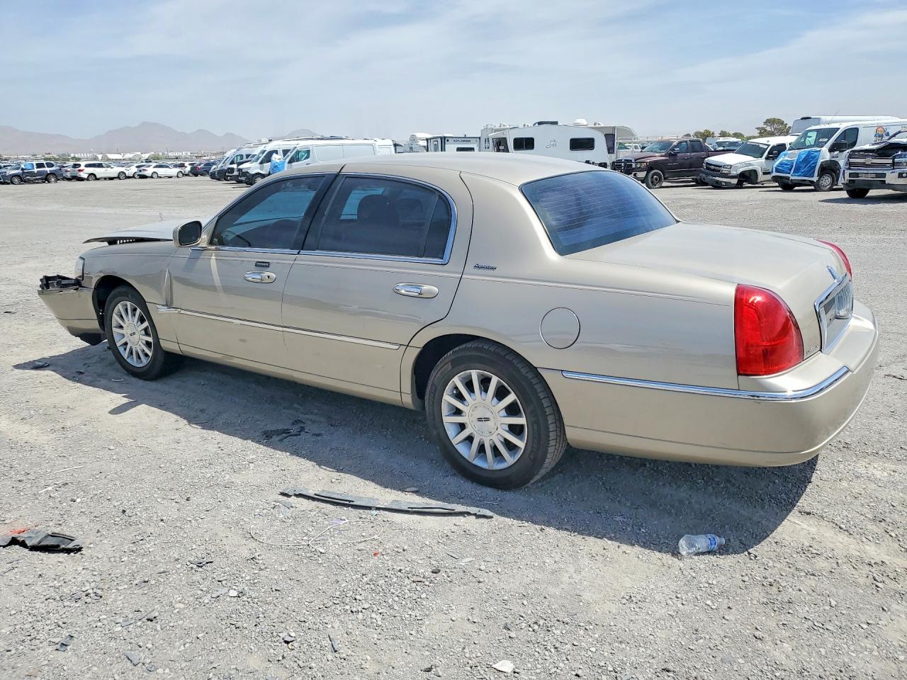 2006 Lincoln Town Car Signature Gold vin: 1LNHM81W36Y646809