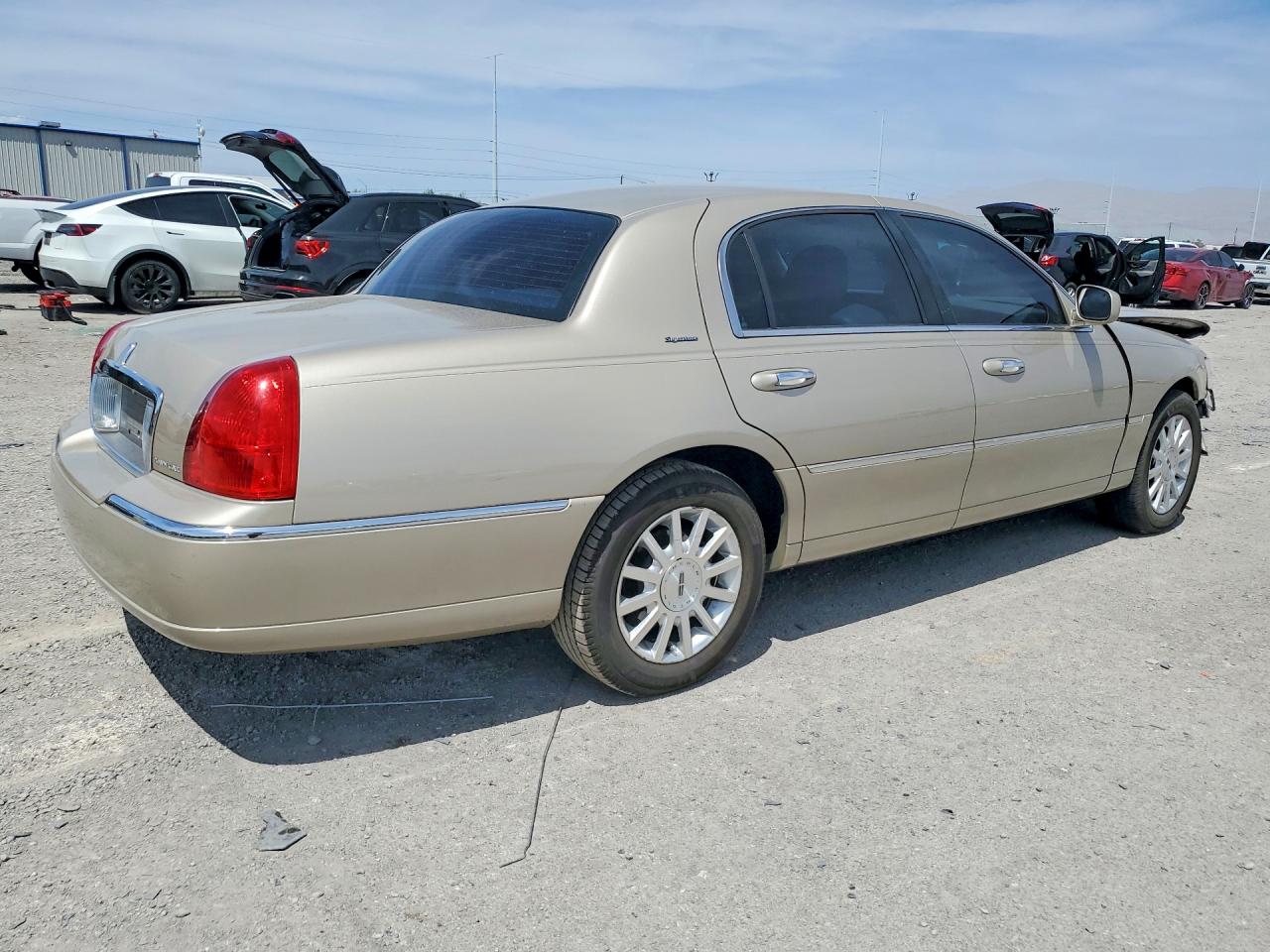 2006 Lincoln Town Car Signature Gold vin: 1LNHM81W36Y646809