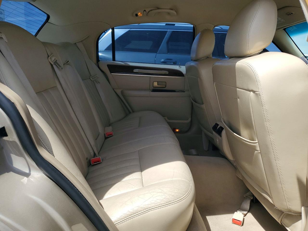 2006 Lincoln Town Car Signature Gold vin: 1LNHM81W36Y646809