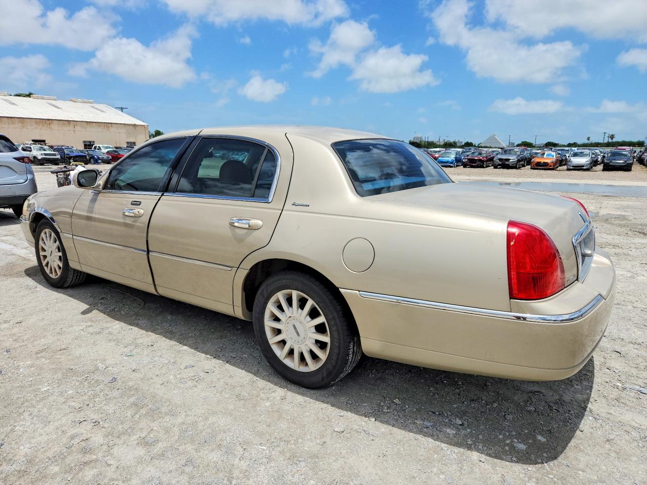 2007 Lincoln Town Car Signature Tan vin: 1LNHM81W37Y615139