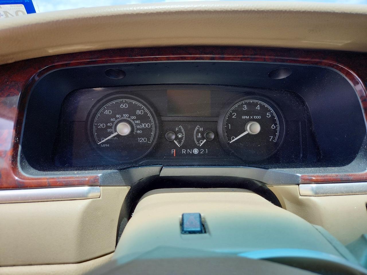 2007 Lincoln Town Car Signature Tan vin: 1LNHM81W37Y615139