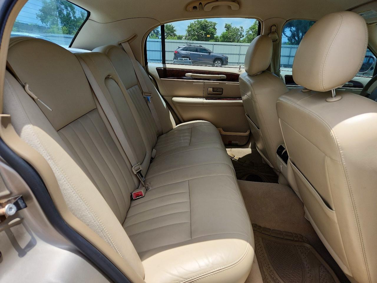 2007 Lincoln Town Car Signature Tan vin: 1LNHM81W37Y615139