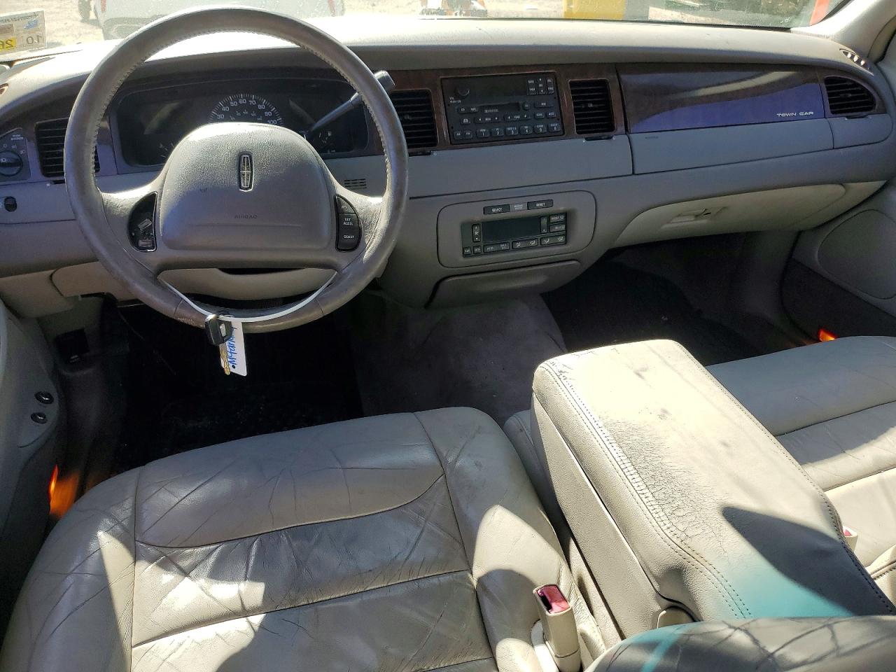 2000 Lincoln Town Car Executive Silver vin: 1LNHM81W3YY876806