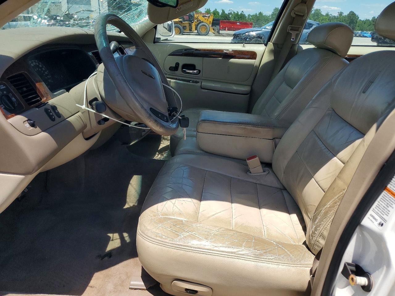 2002 Lincoln Town Car Executive White vin: 1LNHM81W42Y618673