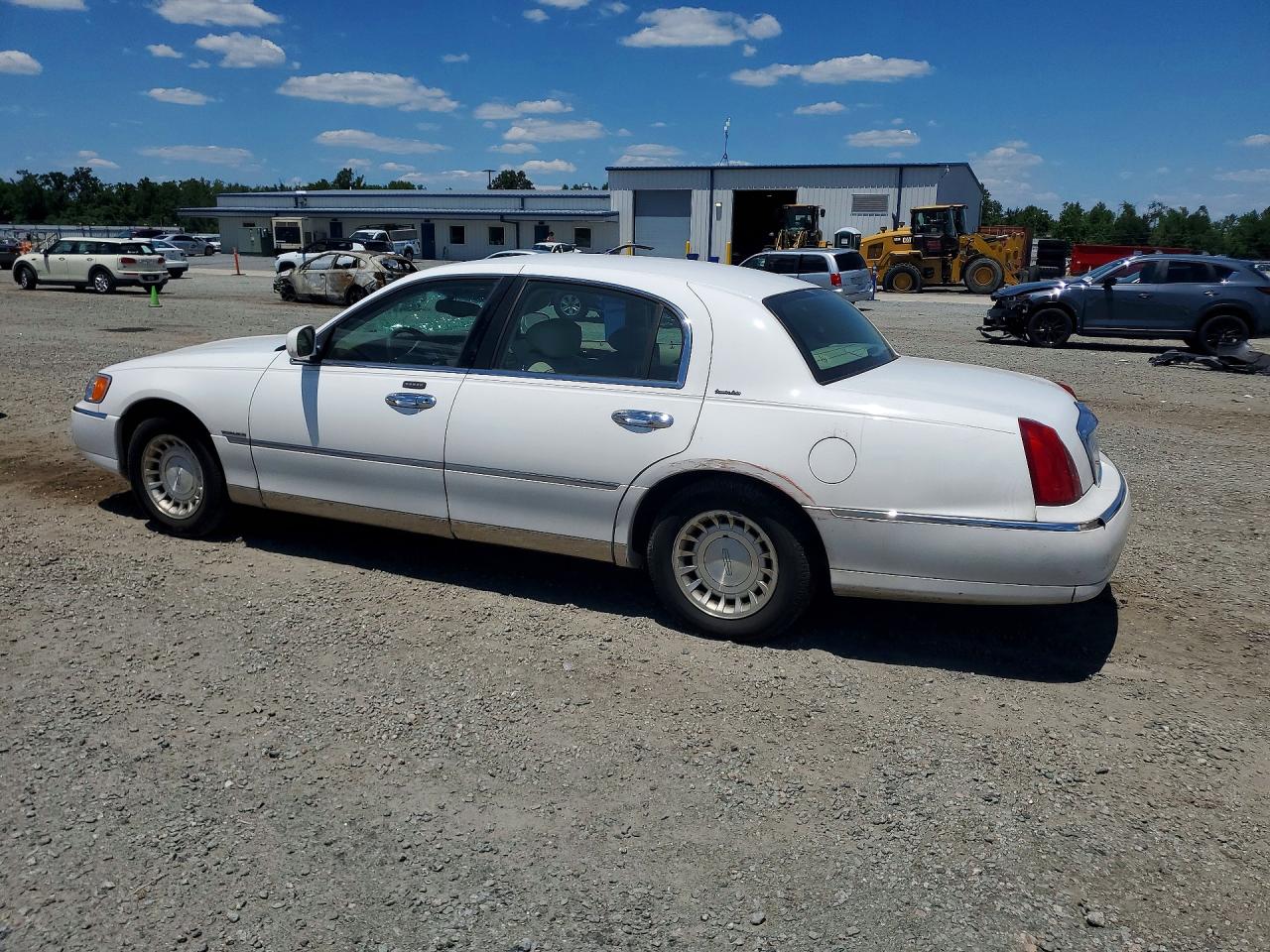 2002 Lincoln Town Car Executive White vin: 1LNHM81W42Y618673