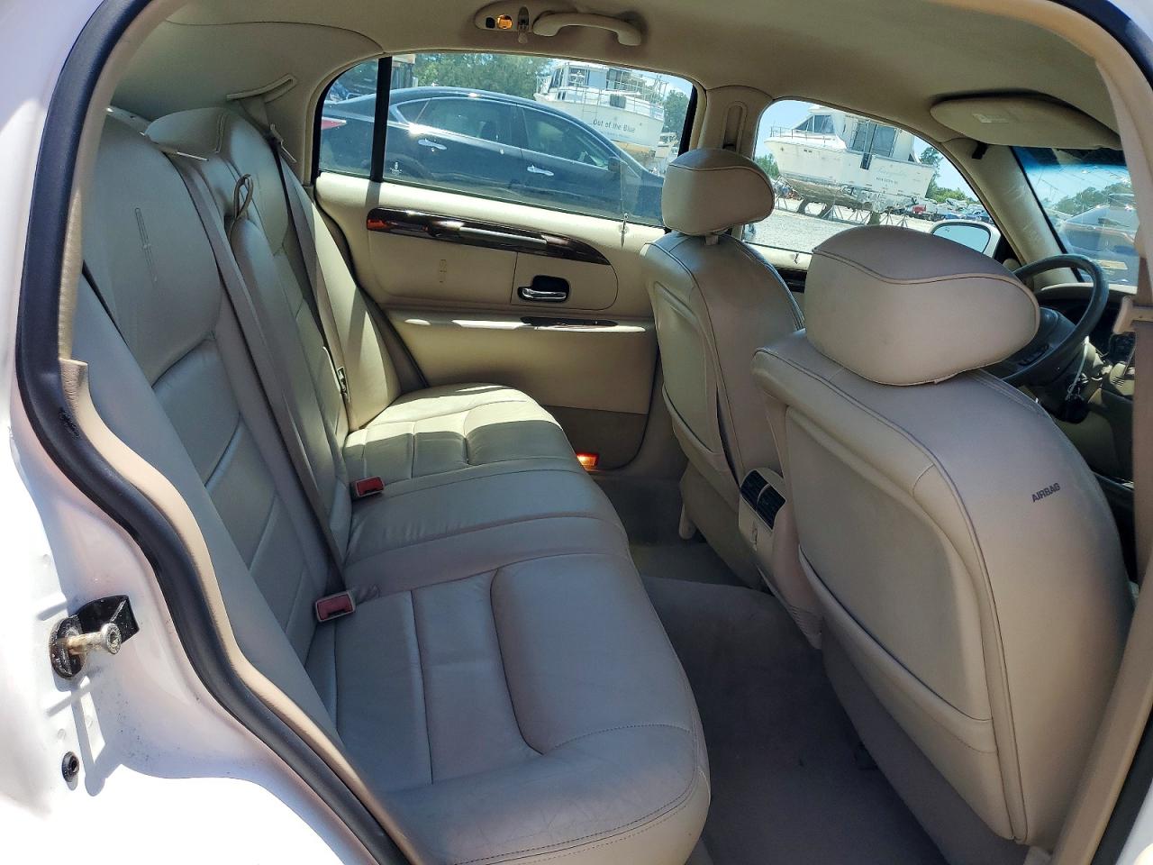 2002 Lincoln Town Car Executive White vin: 1LNHM81W42Y618673