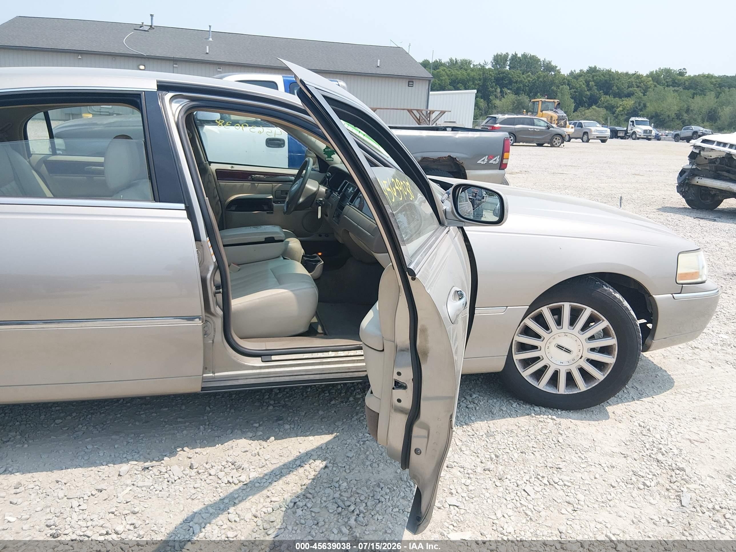 2003 Lincoln Town Car Executive Beige vin: 1LNHM81W43Y690507