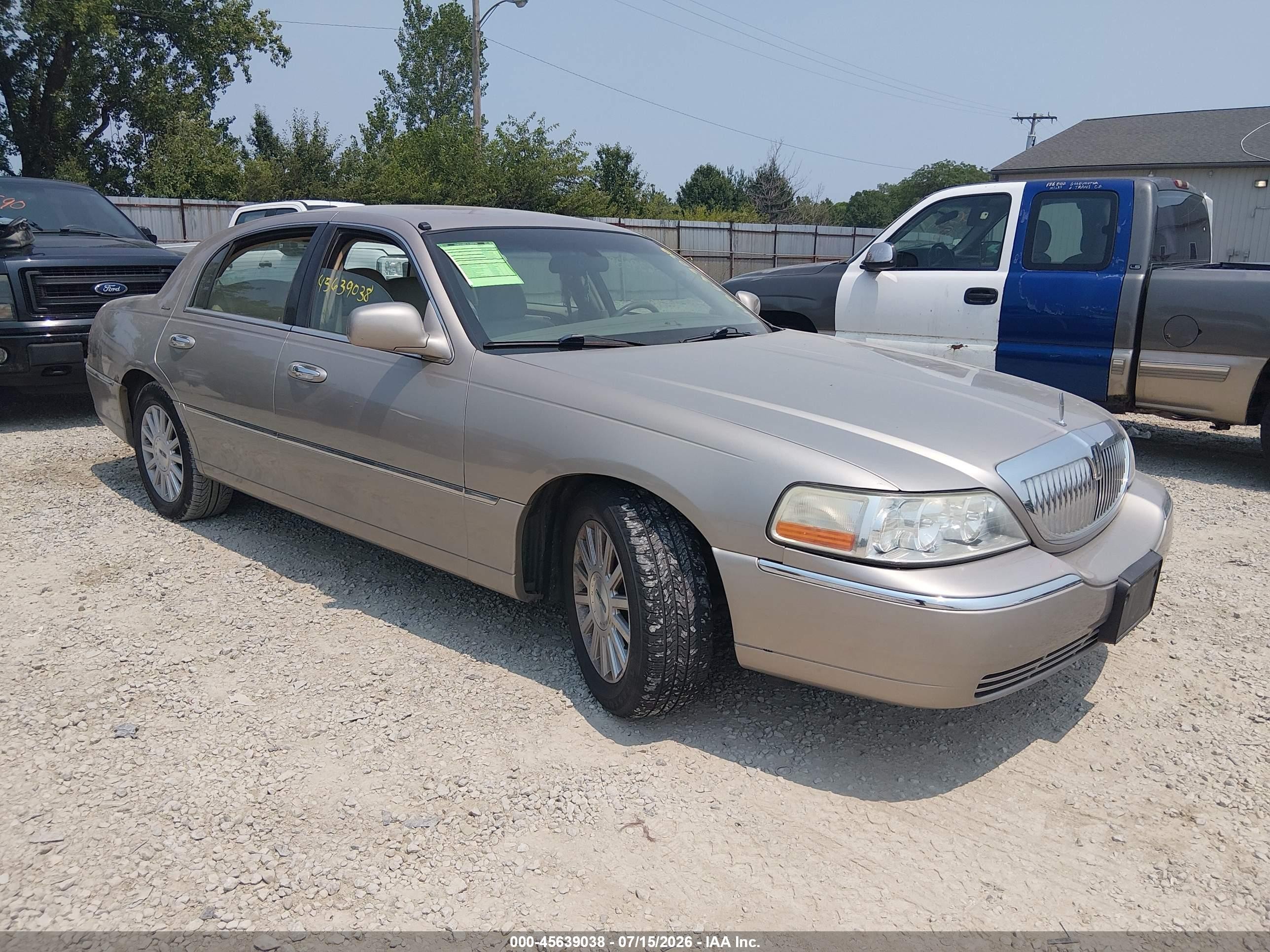 2003 Lincoln Town Car Executive Бежевый vin: 1LNHM81W43Y690507
