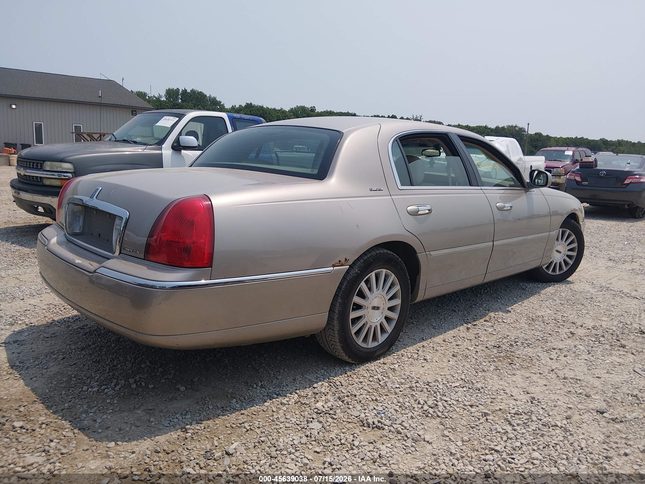 2003 Lincoln Town Car Executive Beige vin: 1LNHM81W43Y690507