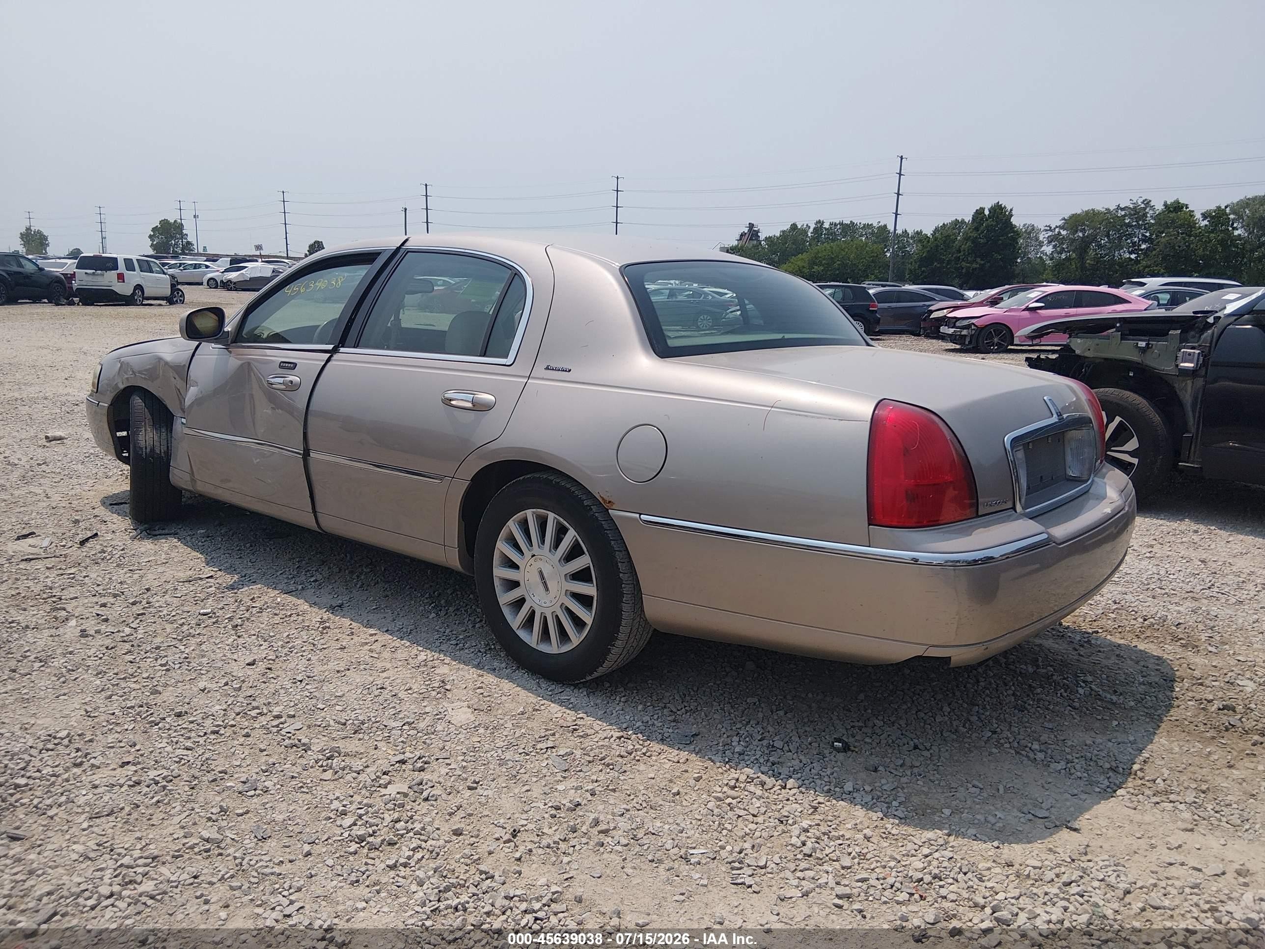 2003 Lincoln Town Car Executive Beige vin: 1LNHM81W43Y690507