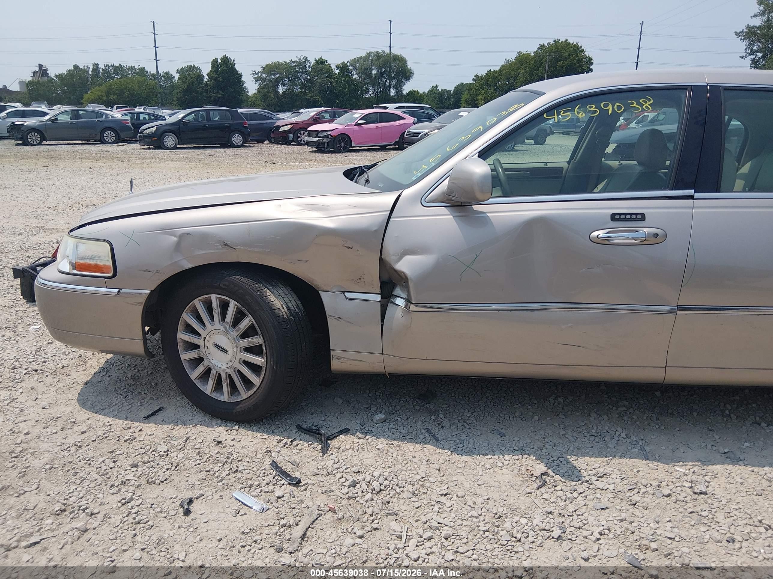 2003 Lincoln Town Car Executive Beige vin: 1LNHM81W43Y690507