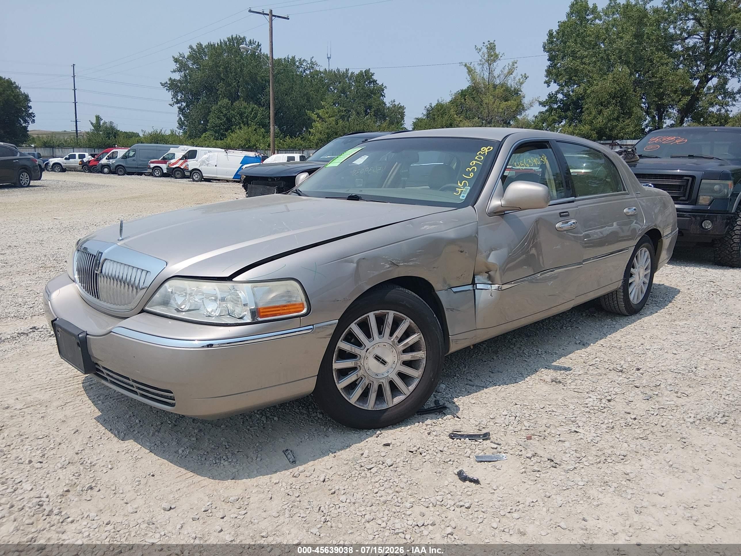 2003 Lincoln Town Car Executive Beige vin: 1LNHM81W43Y690507