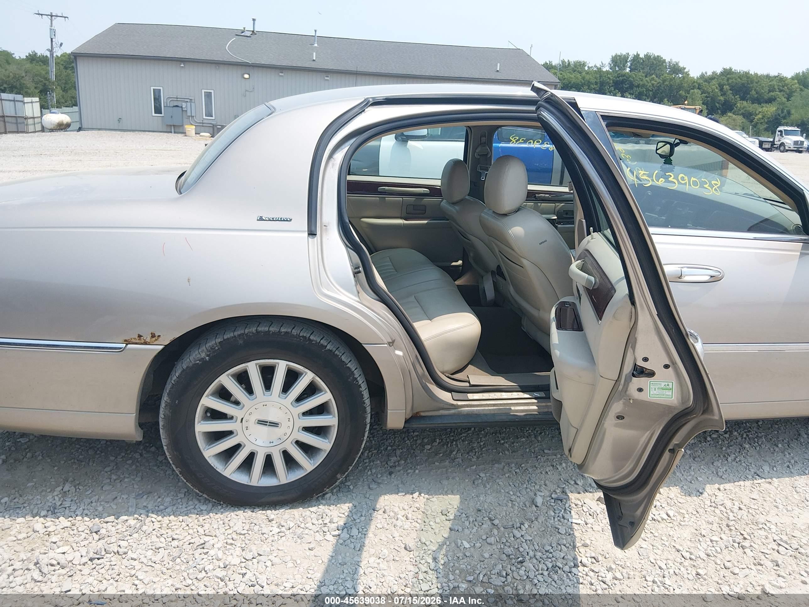 2003 Lincoln Town Car Executive Beige vin: 1LNHM81W43Y690507