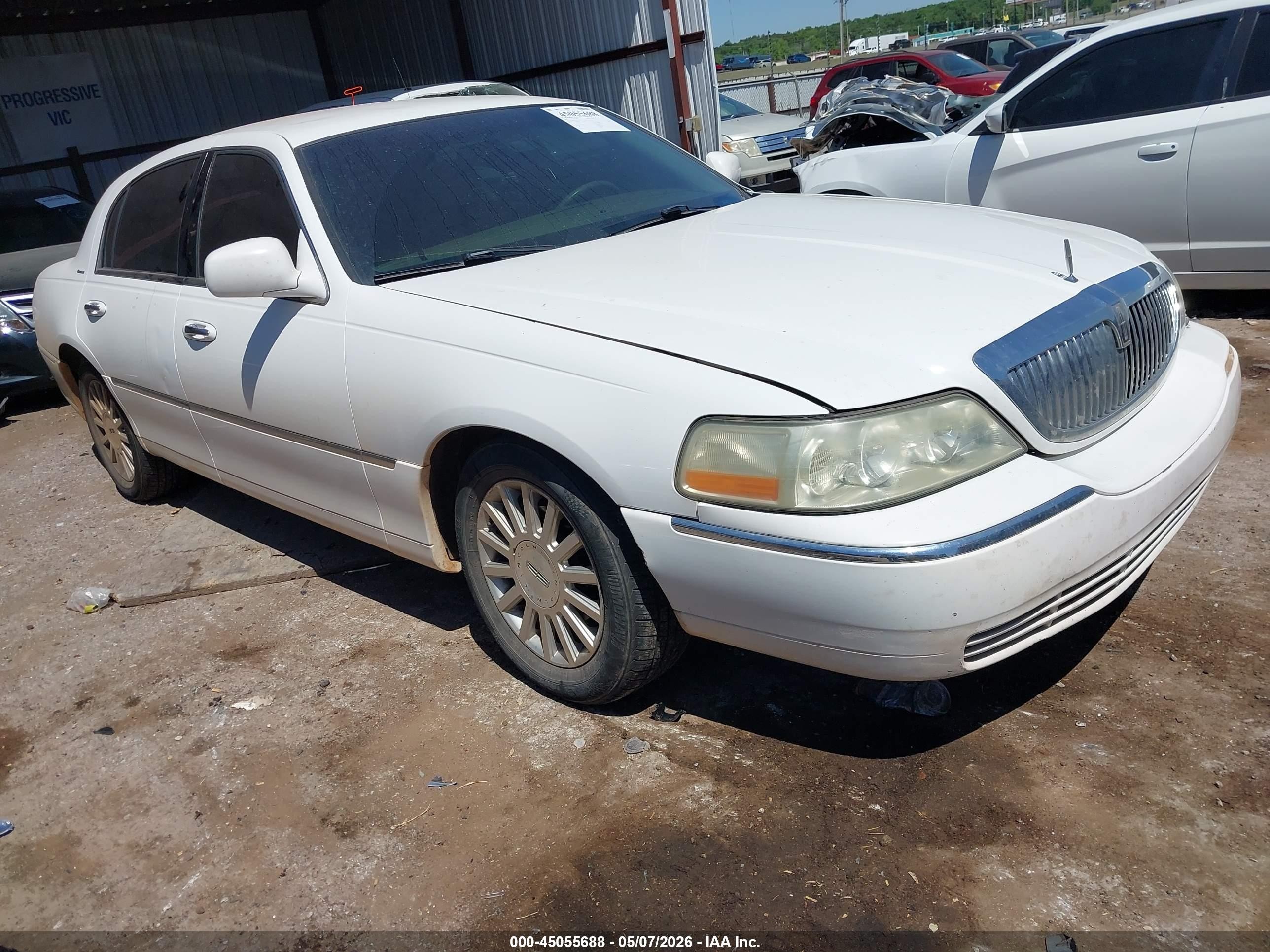 2003 Lincoln Town Car Executive Beige vin: 1LNHM81W43Y703076