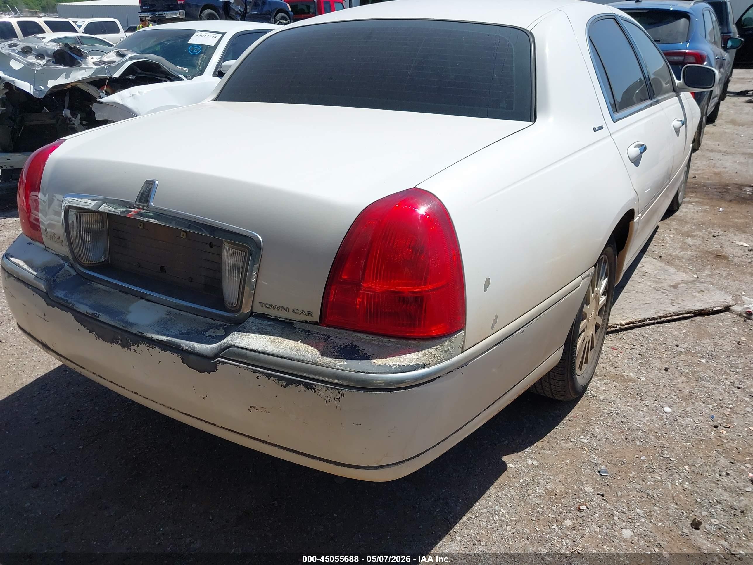2003 Lincoln Town Car Executive Бежевый vin: 1LNHM81W43Y703076