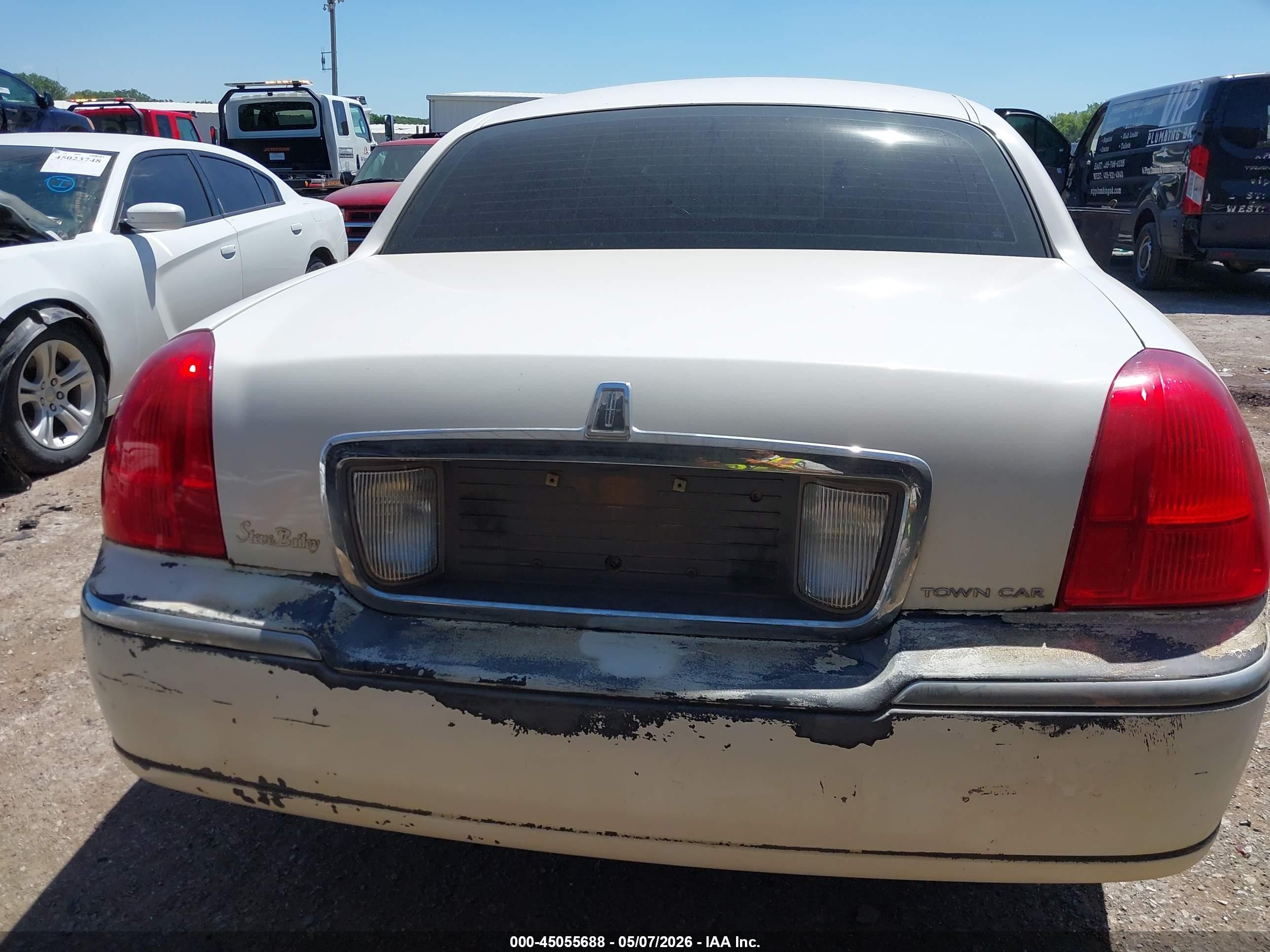 2003 Lincoln Town Car Executive Бежевый vin: 1LNHM81W43Y703076