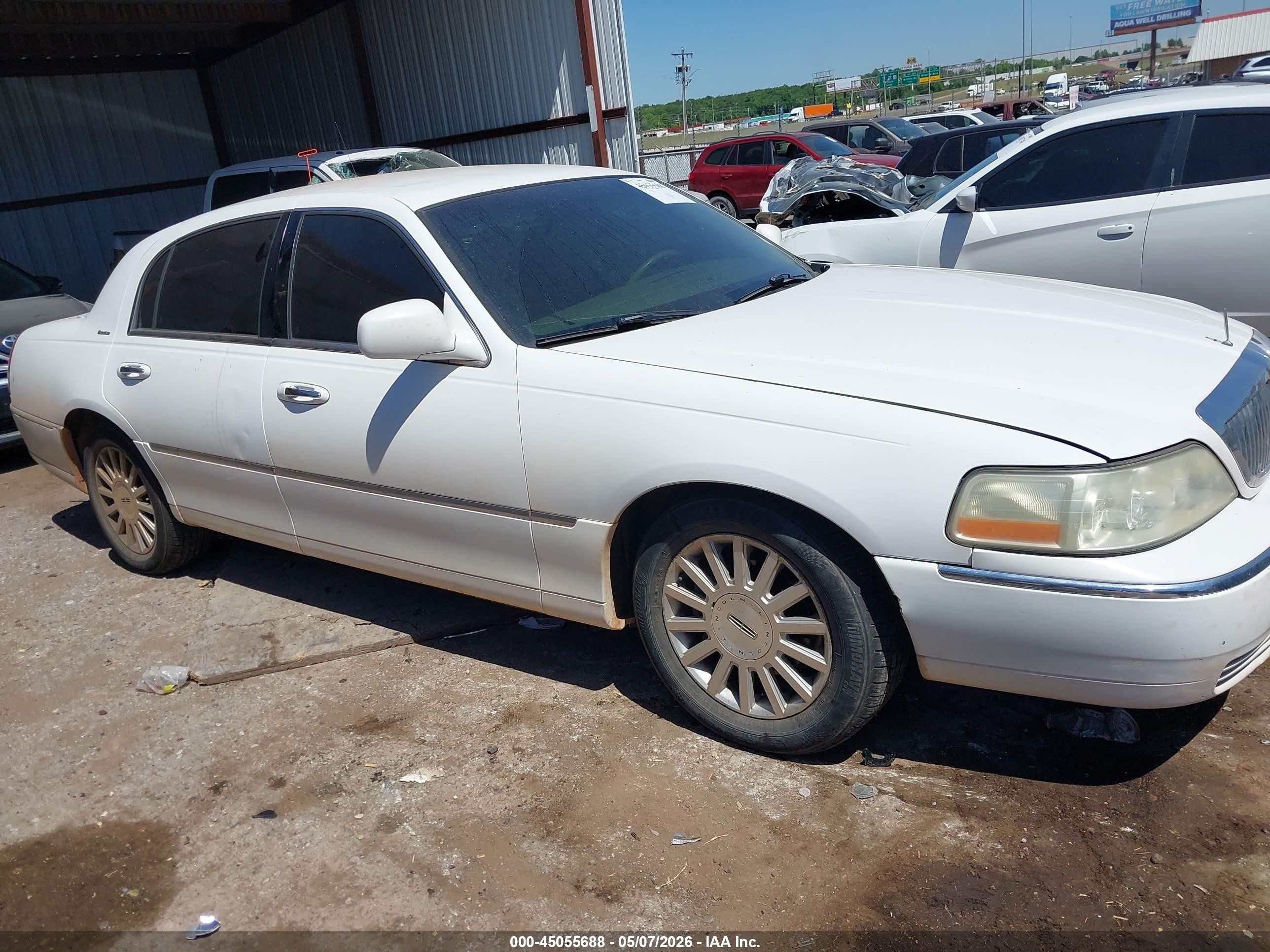 2003 Lincoln Town Car Executive Бежевый vin: 1LNHM81W43Y703076