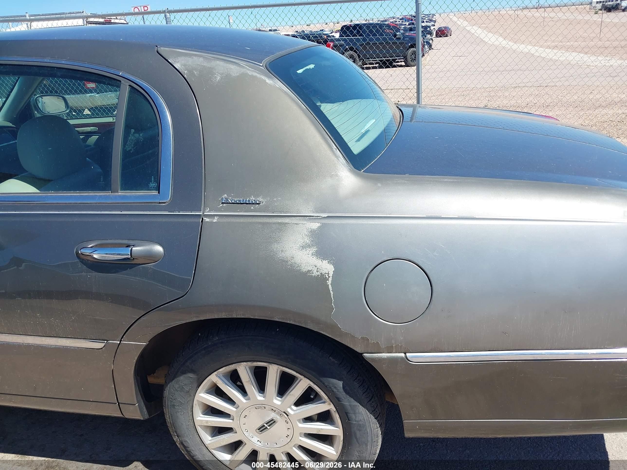 2003 Lincoln Town Car Executive Silver vin: 1LNHM81W43Y704549