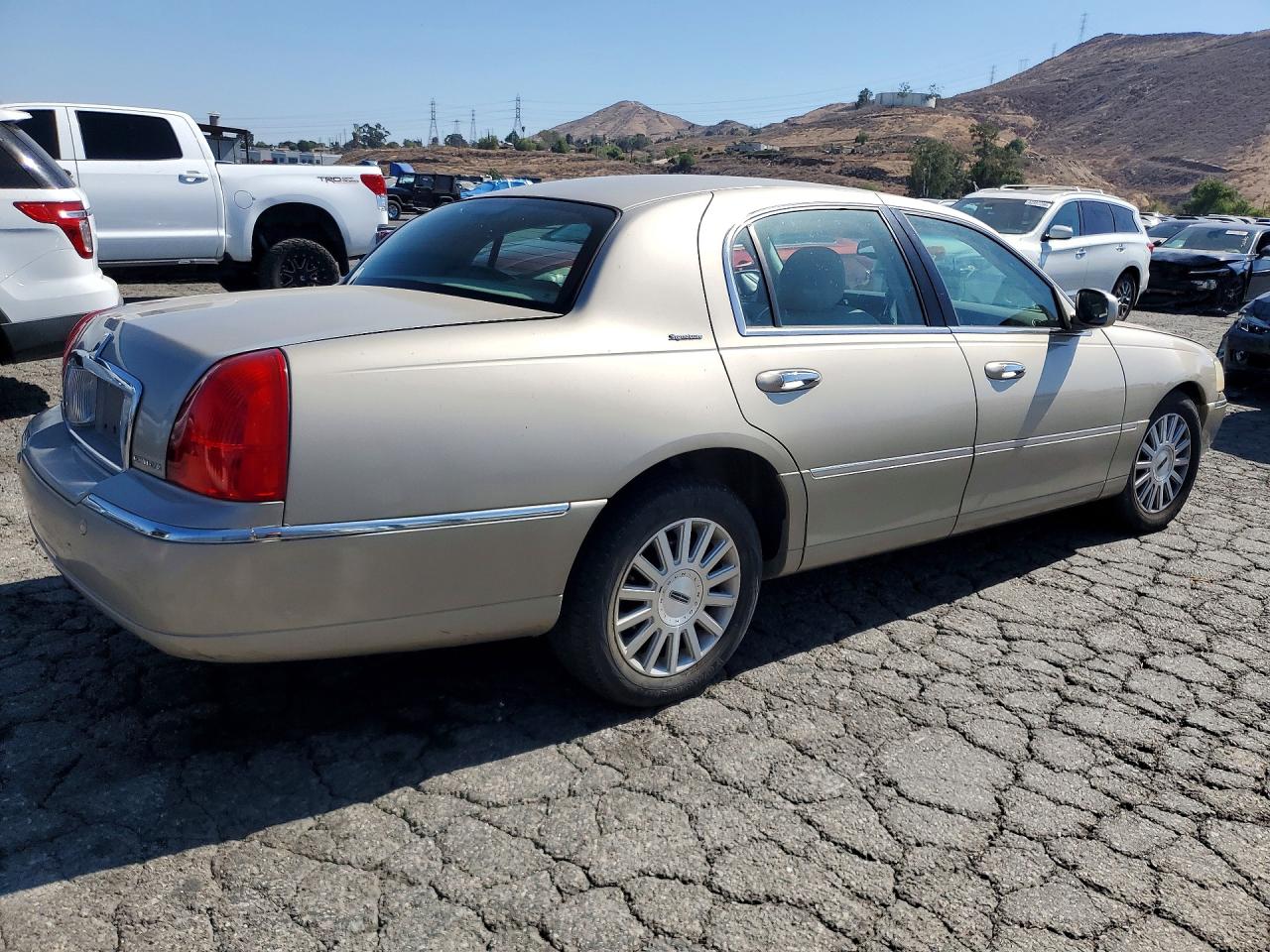 2004 Lincoln Town Car Executive Tan vin: 1LNHM81W44Y611578