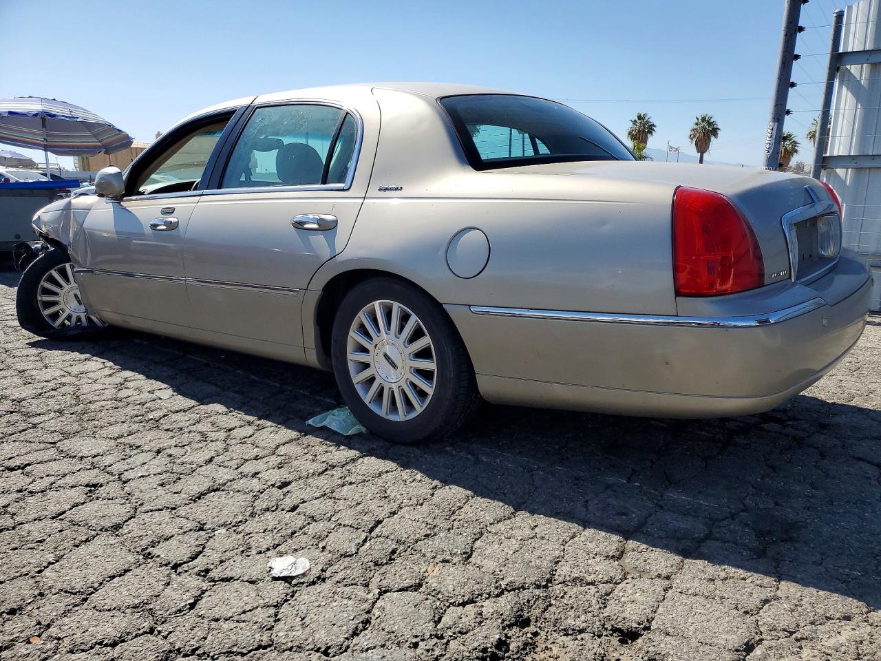 2004 Lincoln Town Car Executive Tan vin: 1LNHM81W44Y611578