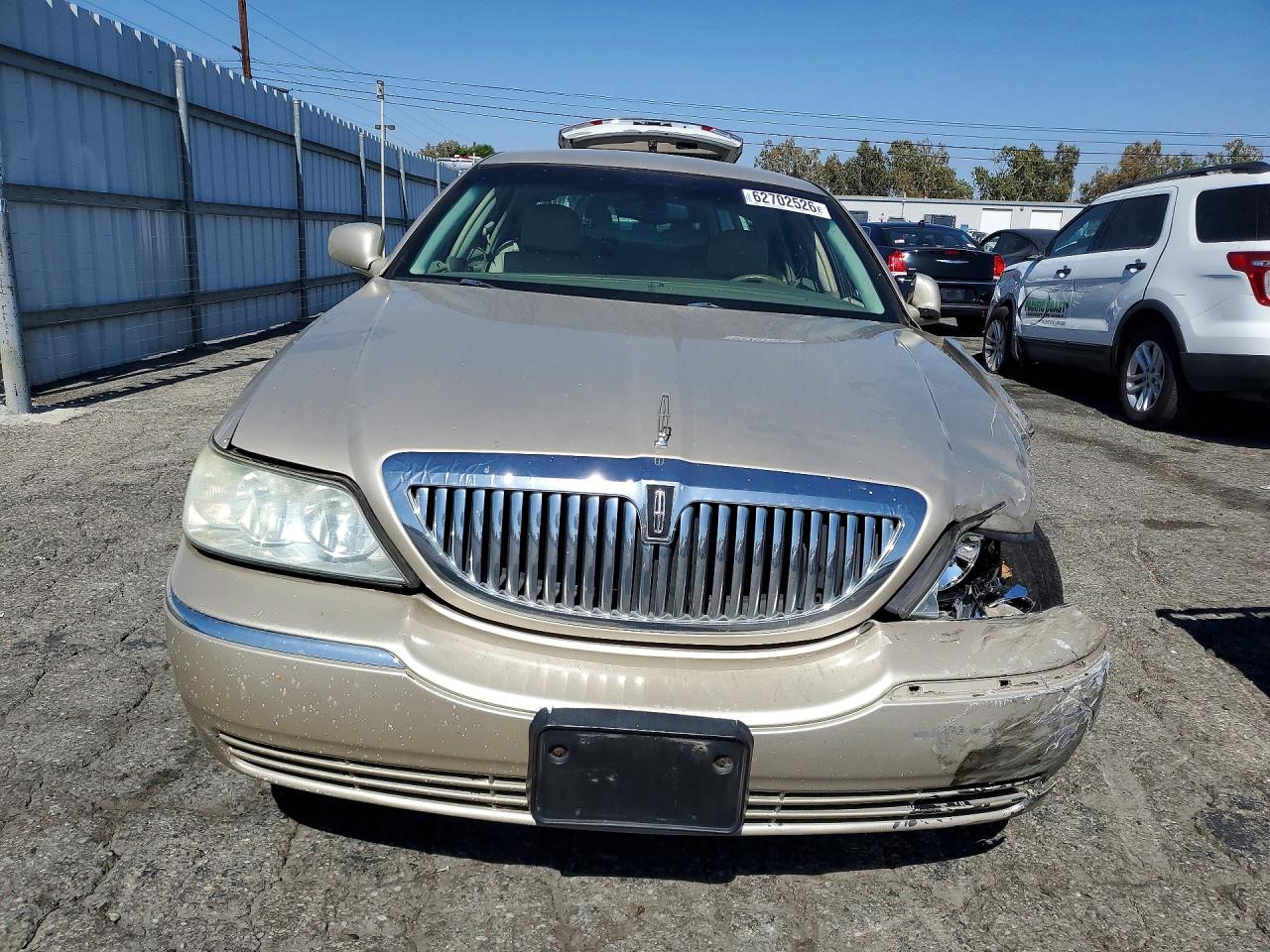 2004 Lincoln Town Car Executive Tan vin: 1LNHM81W44Y611578