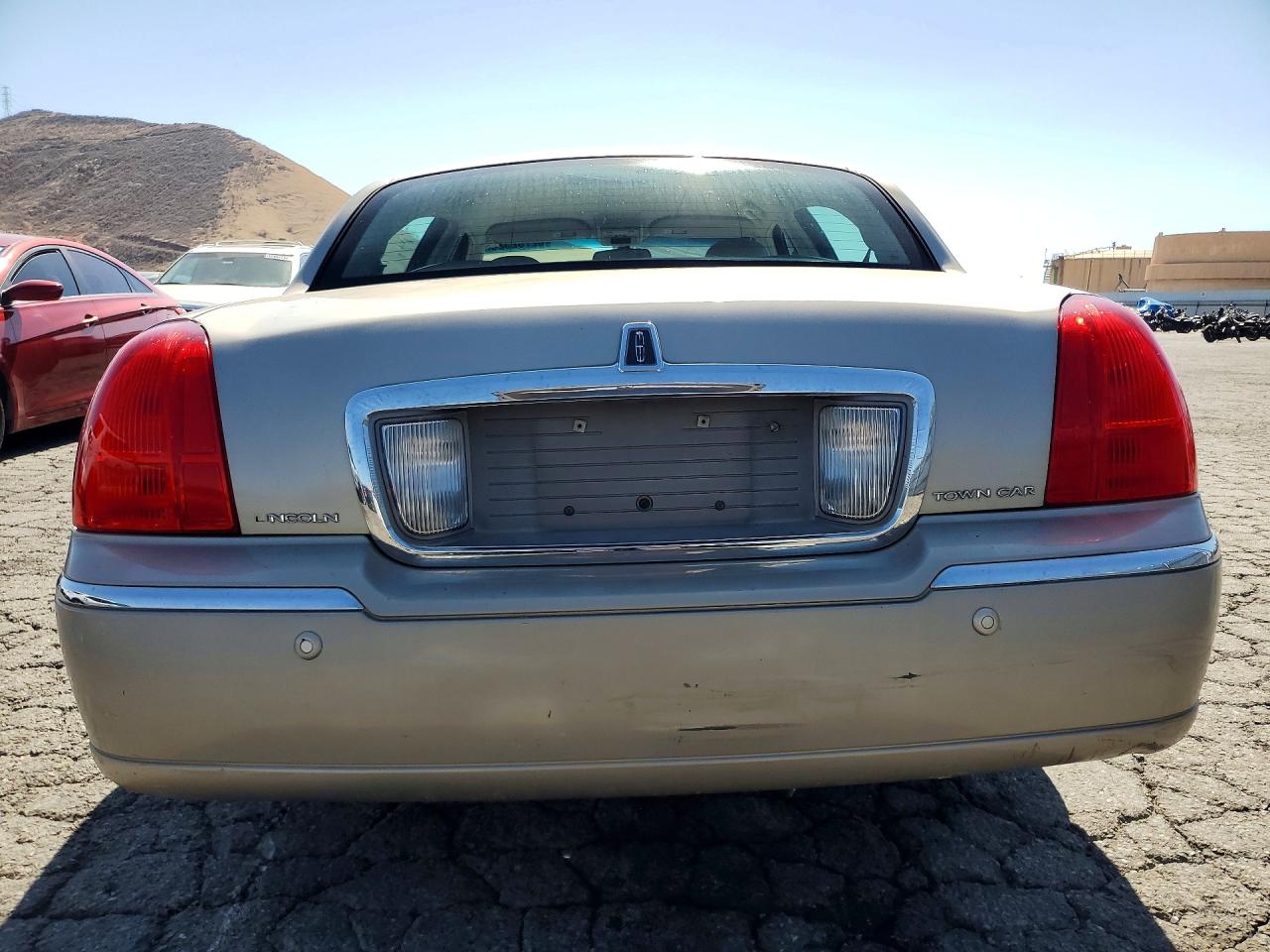 2004 Lincoln Town Car Executive Tan vin: 1LNHM81W44Y611578