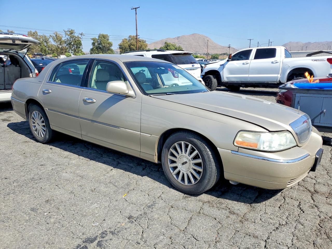 2004 Lincoln Town Car Executive Tan vin: 1LNHM81W44Y611578