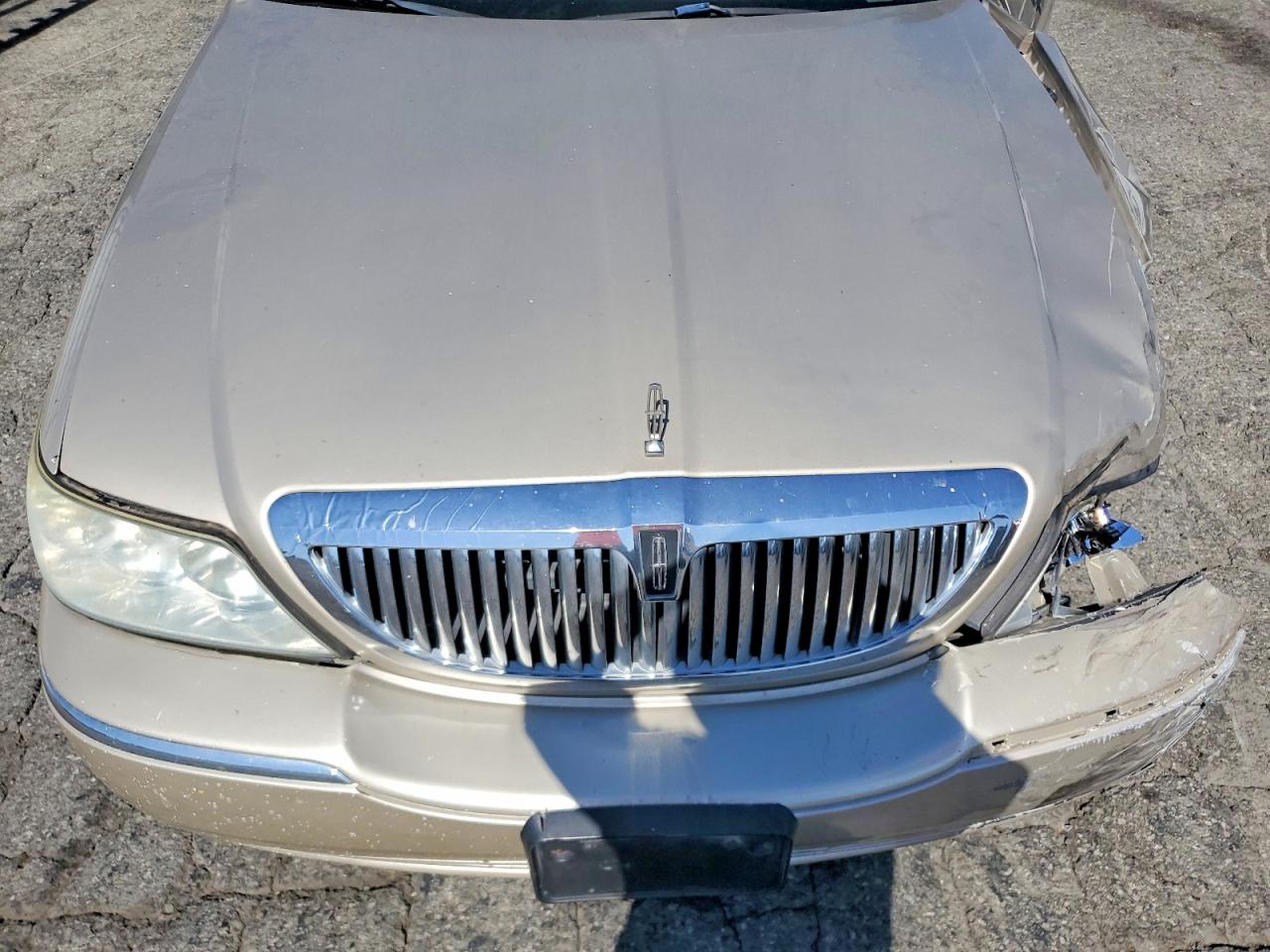 2004 Lincoln Town Car Executive Tan vin: 1LNHM81W44Y611578