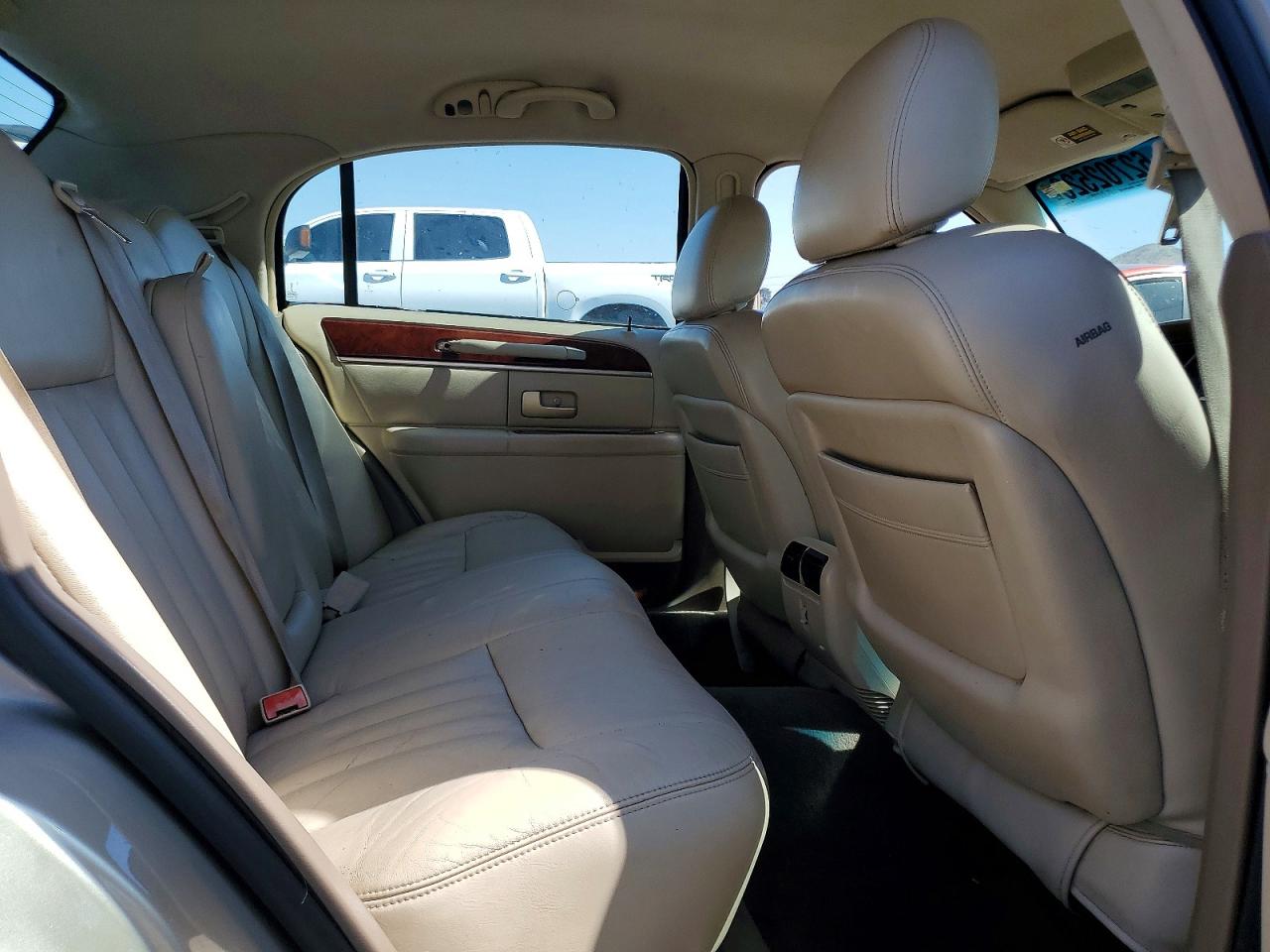 2004 Lincoln Town Car Executive Tan vin: 1LNHM81W44Y611578