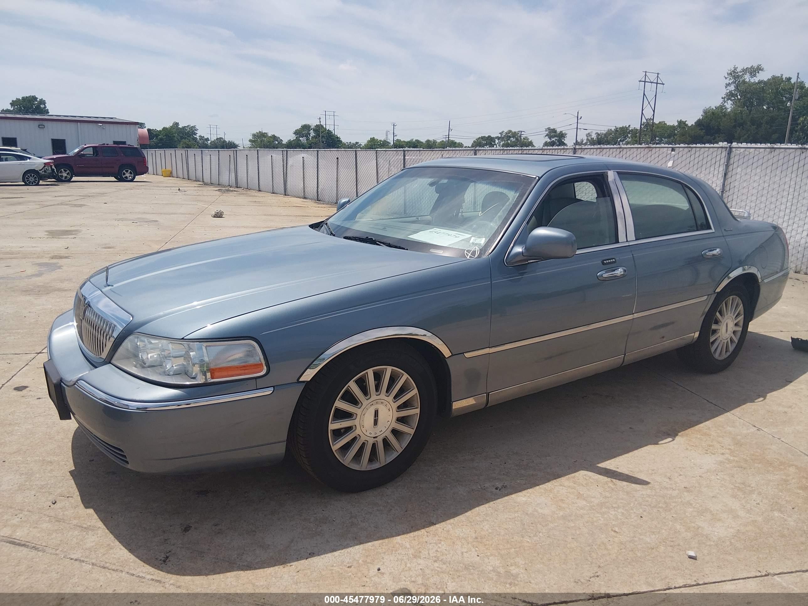 2004 Lincoln Town Car Signature Beige vin: 1LNHM81W44Y644886