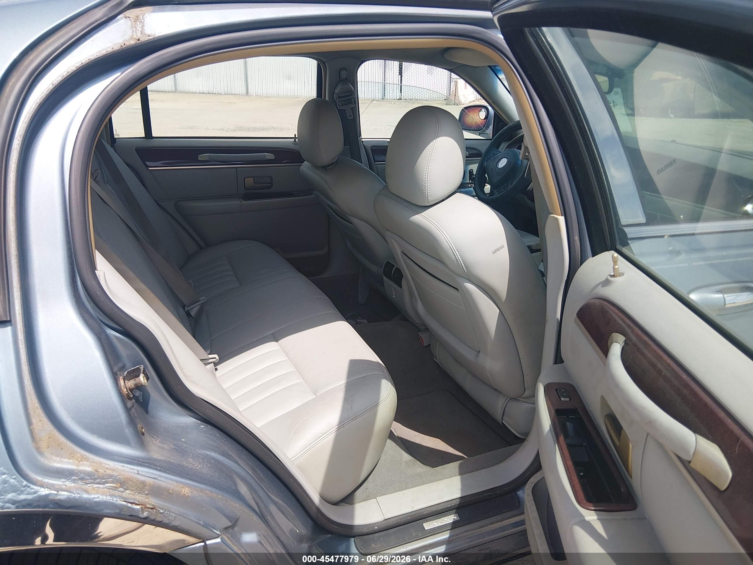 2004 Lincoln Town Car Signature Beige vin: 1LNHM81W44Y644886