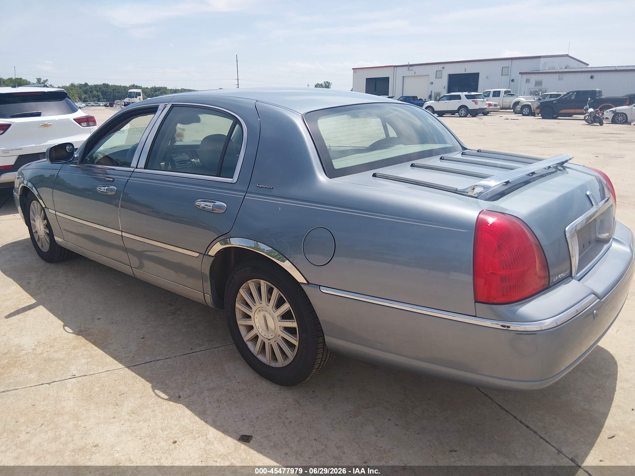 2004 Lincoln Town Car Signature Beige vin: 1LNHM81W44Y644886