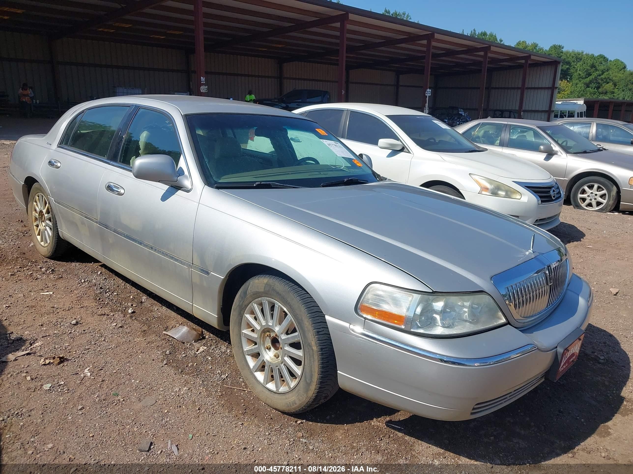 2004 Lincoln Town Car Signature Silver vin: 1LNHM81W44Y650574