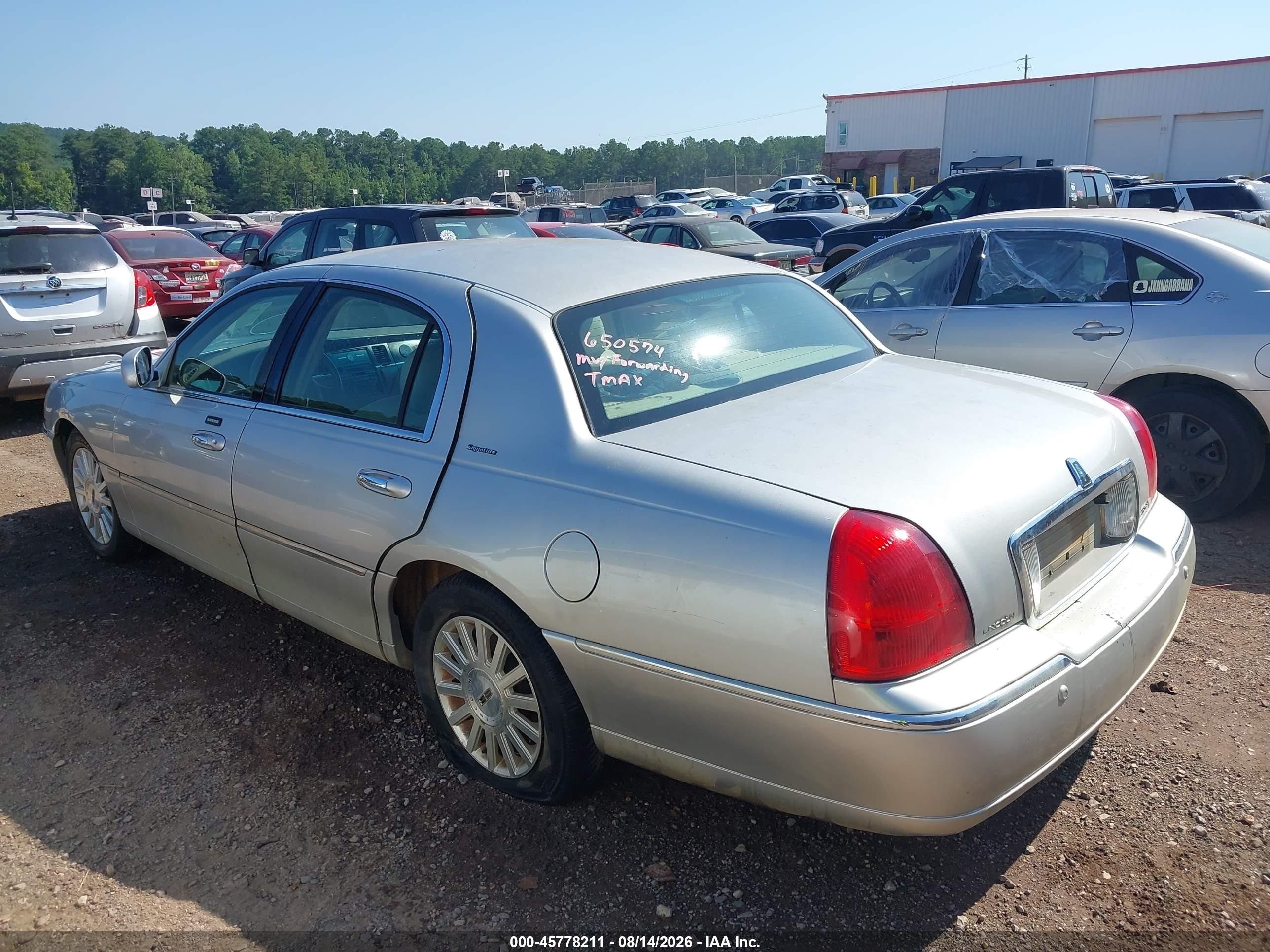 2004 Lincoln Town Car Signature Silver vin: 1LNHM81W44Y650574