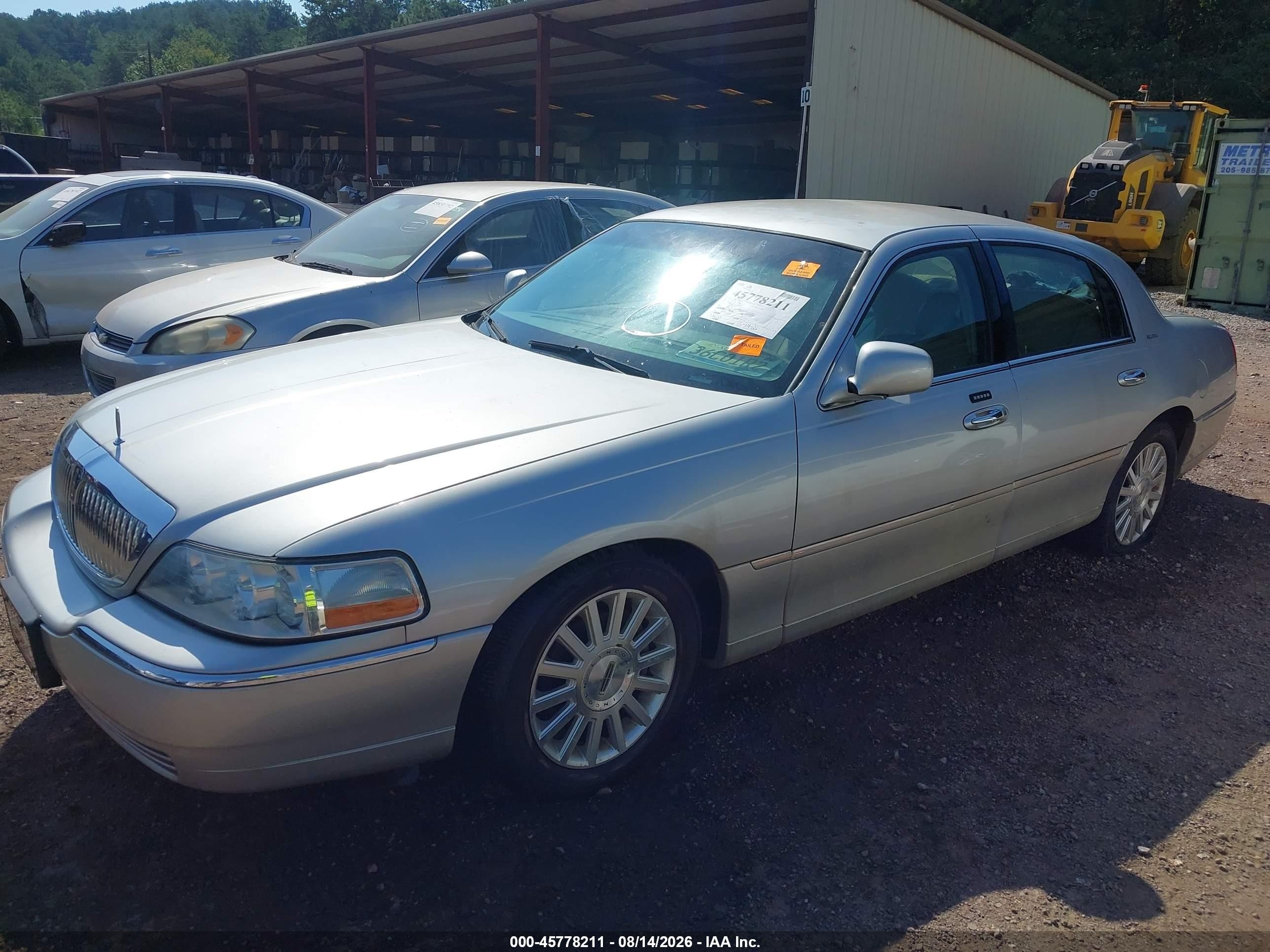 2004 Lincoln Town Car Signature Silver vin: 1LNHM81W44Y650574